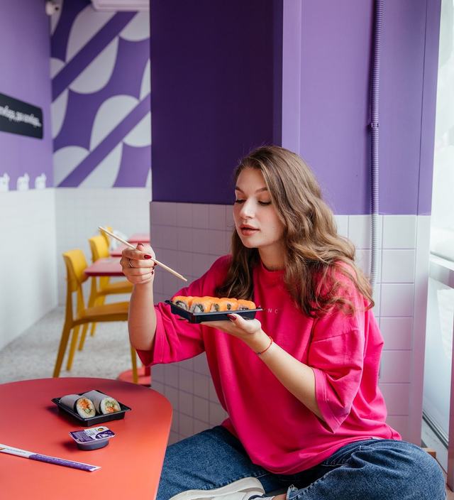 Гостья обедает роллами в суши-баре Капибара